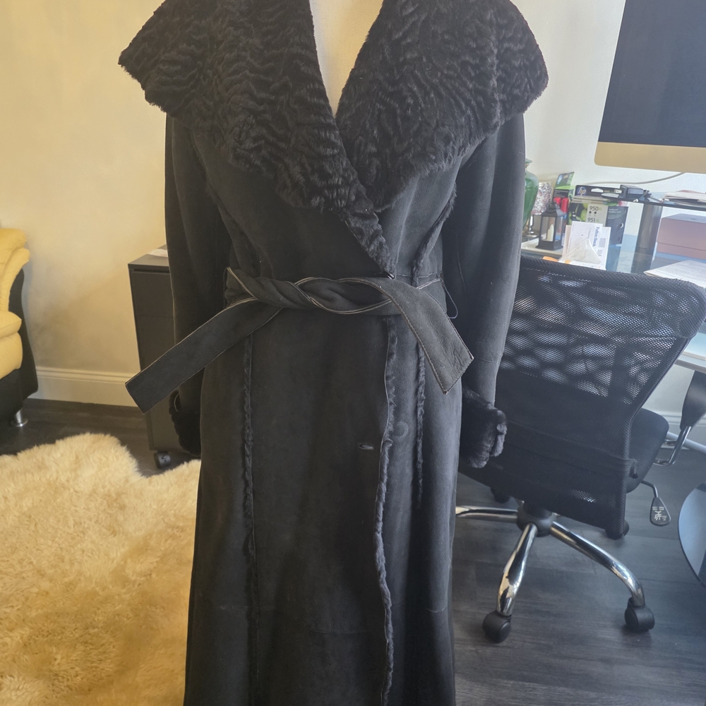 Chic Black Belted Robe with Faux Fur Collar